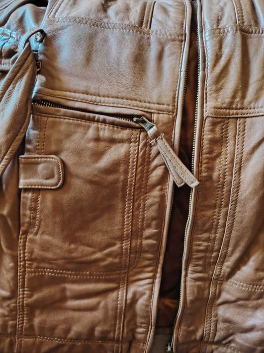 Продавам черно кожено манто