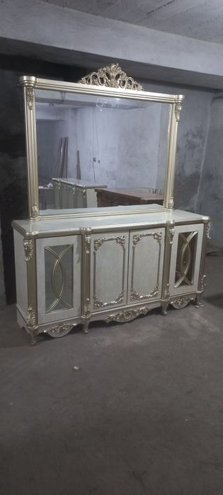 Shoxona uslubda kamod va tosh oynalar