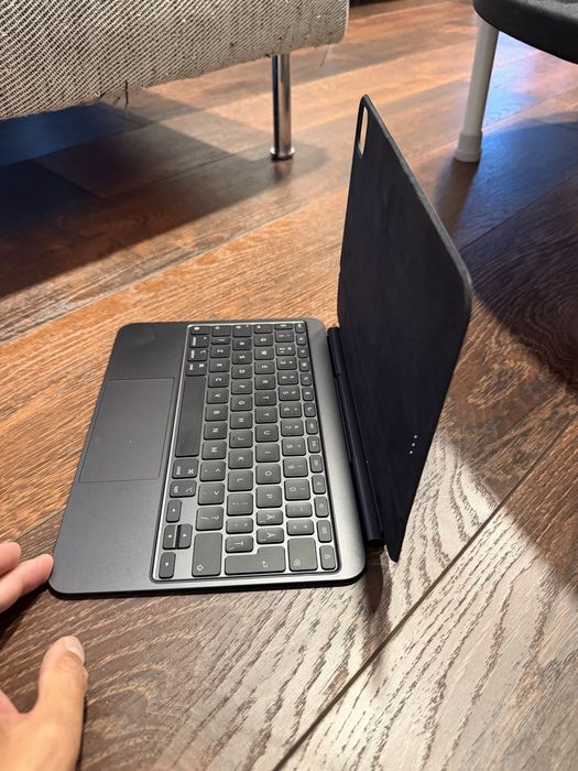 Tastatura APPLE     Model: Apple Magic Keyboard pentru iPad Pro 11” (M4)