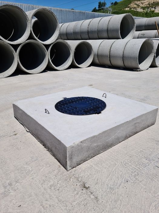 Capace din beton armat cu usa