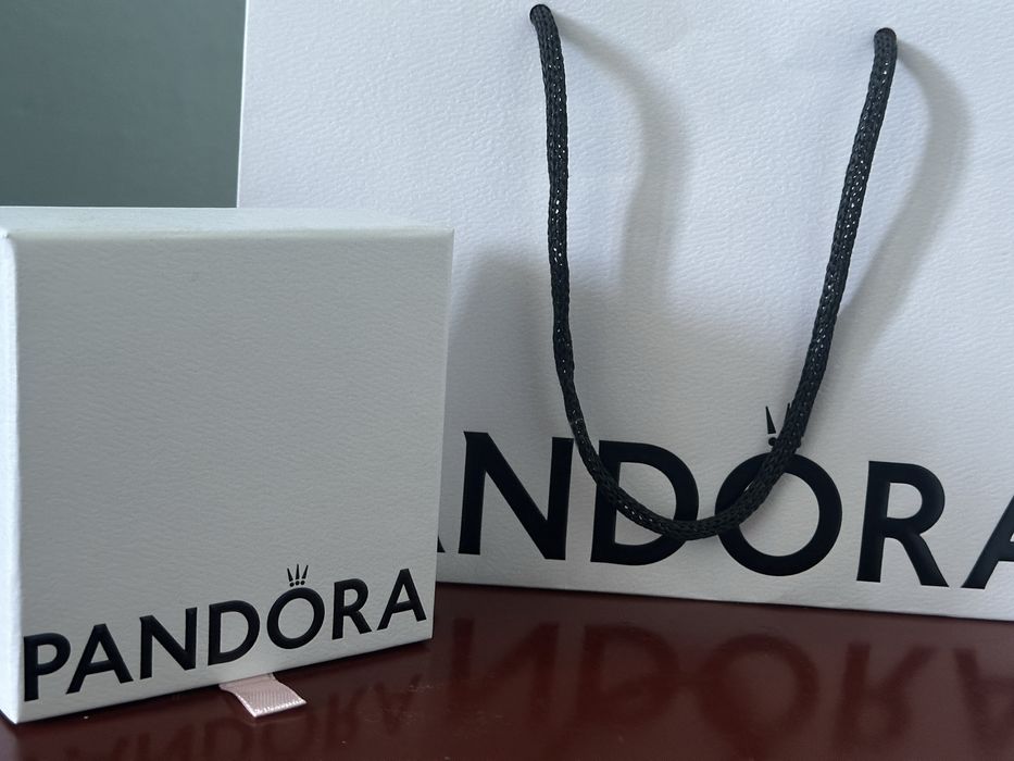 Оригинална Pandora Moments гривна + чарм – чисто нова
