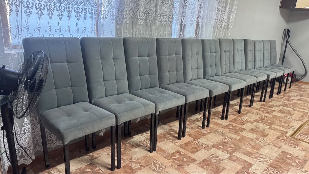 Продам кухонный стол и стулья