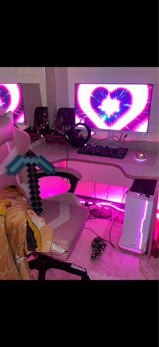 Стол компьютерный бело-розовый