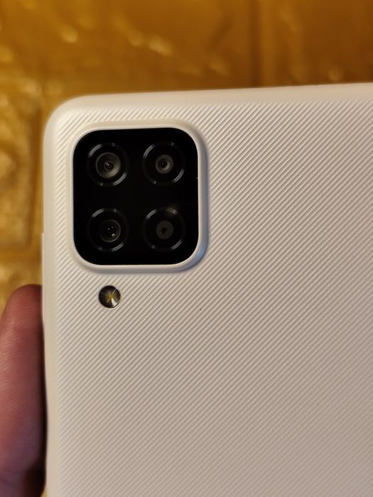 Продавам samsung galaksi a12.