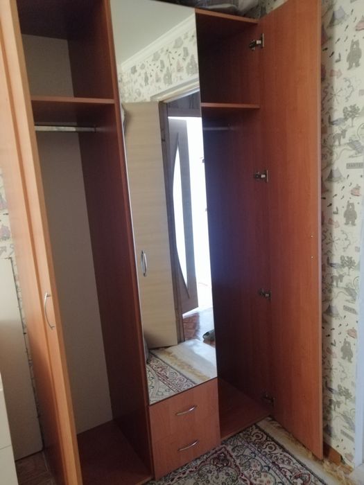 Продам трехдверный шкаф