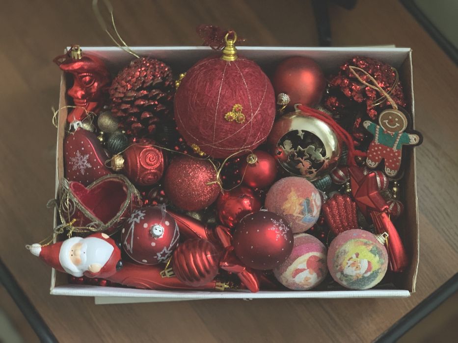 Елочные игрушки, бусы, гирлянды.