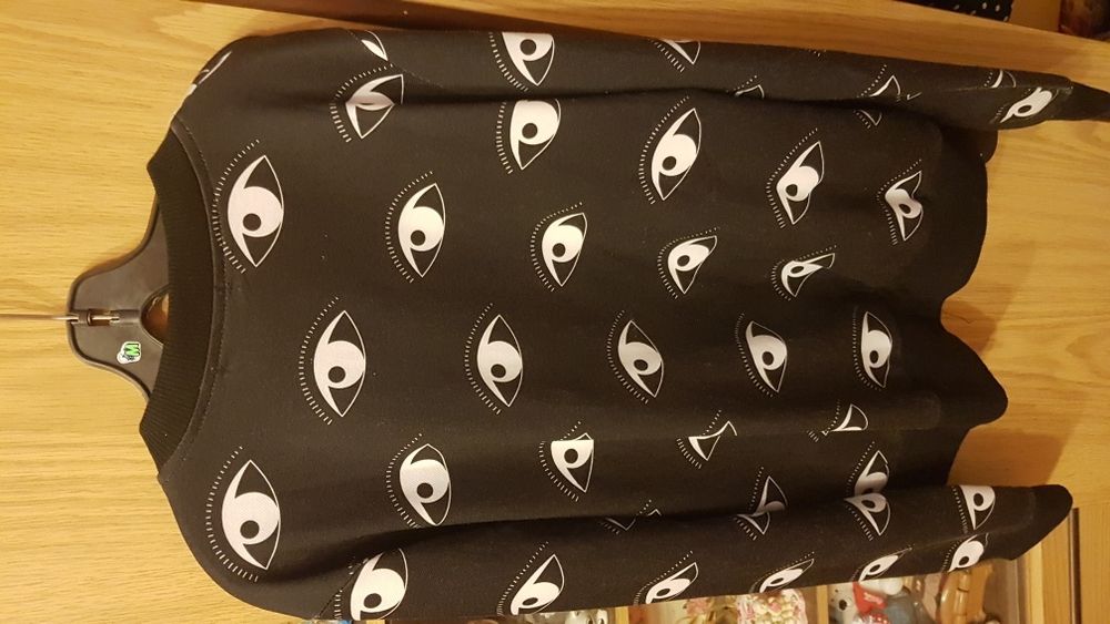 Горничка с очи в черно и бяло