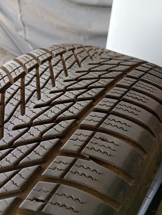 Почти нови 2бр.225/45/18 Dinlop Winter dot2925