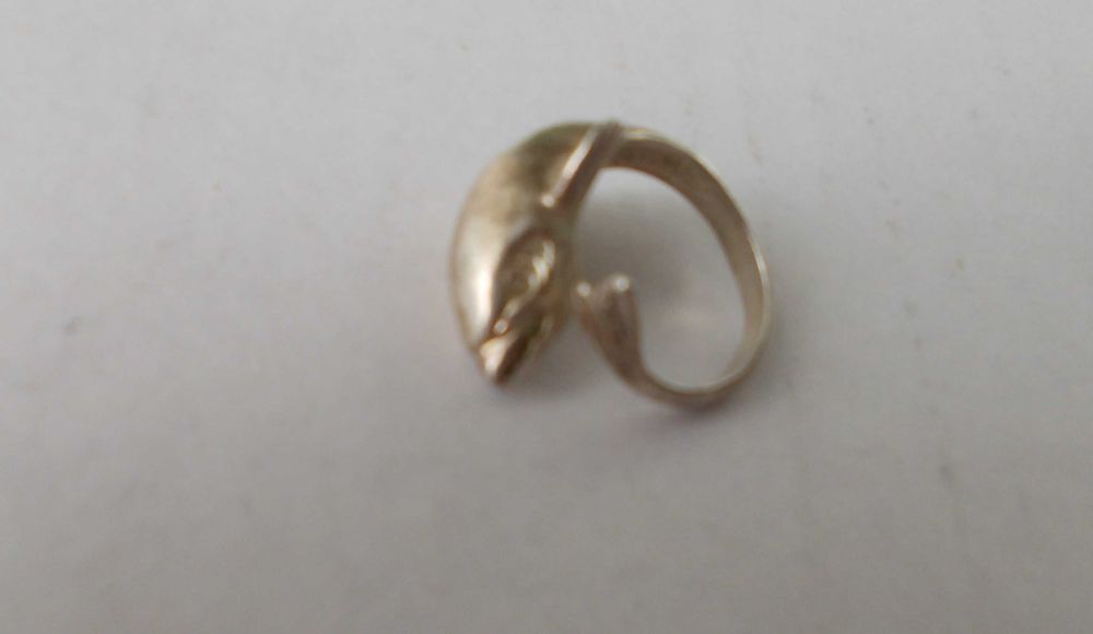 Inel vechi din argint delfin