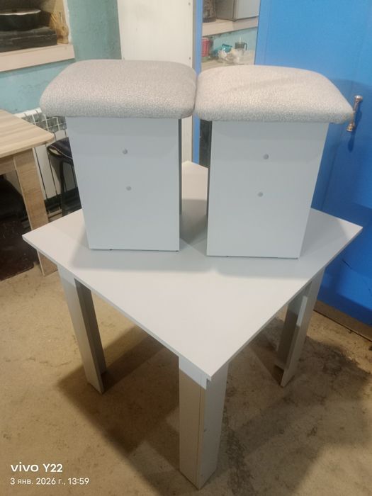 Продам стол и две табуретки