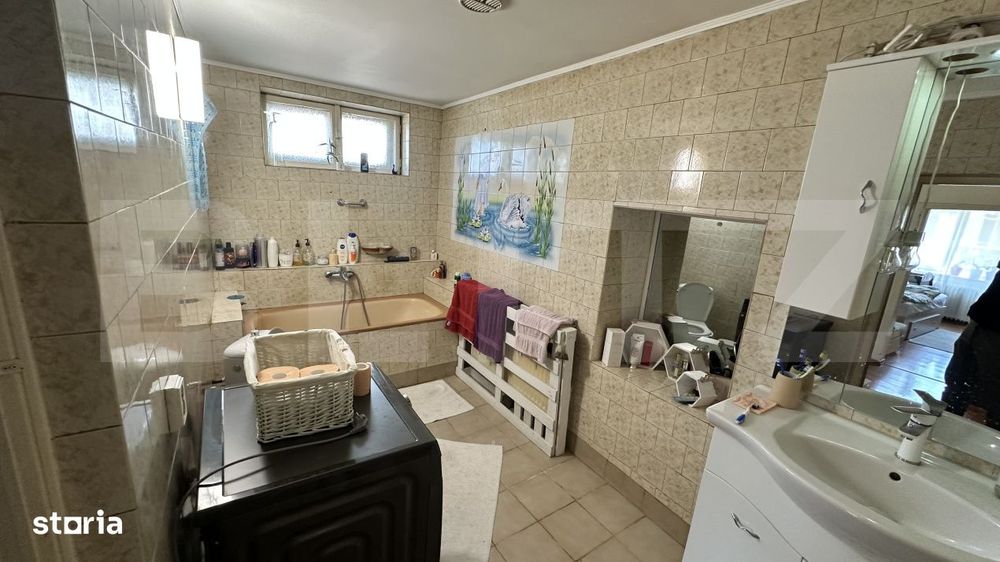 Casa spatioasa, complet mobilata, cu piscina si panouri fotovoltaice i