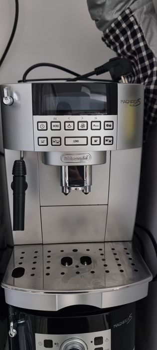 Vand aparate de cafea Delonghi
