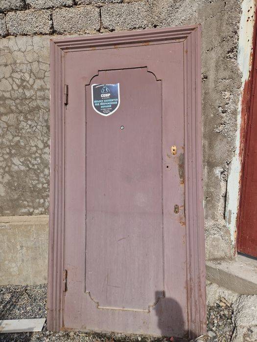 Прадаетсия двер железный