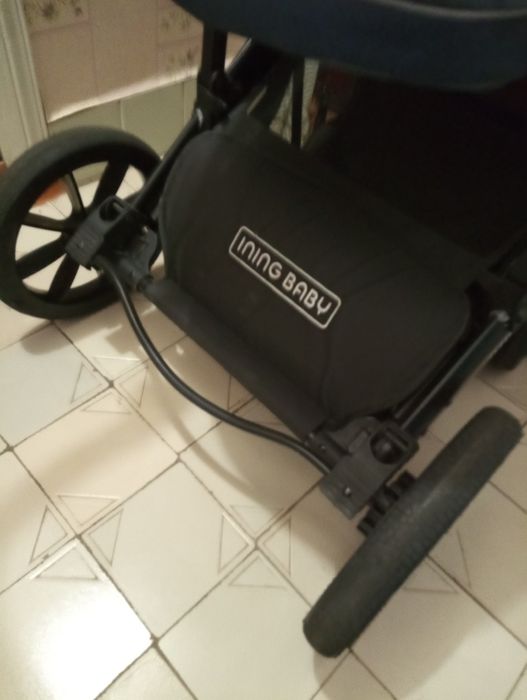 ,детская коляска синего цвета