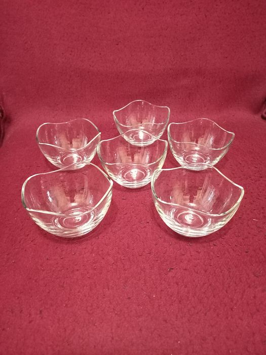 Наборы посуды, салатницы, чашки, тарелки.