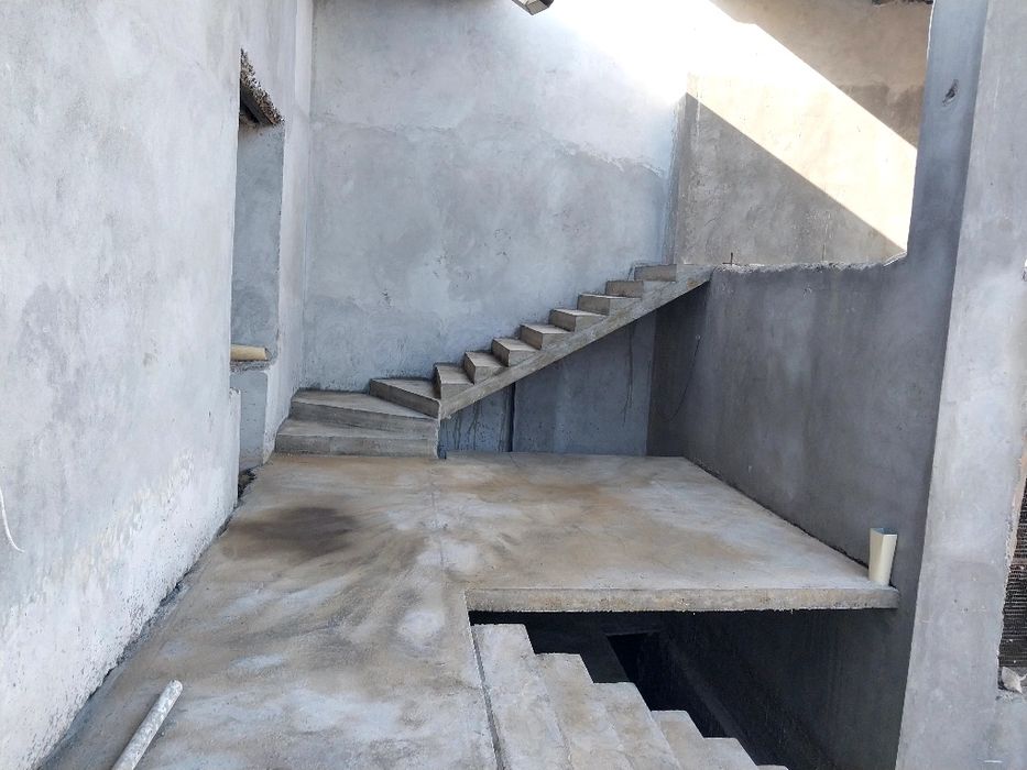 Hovli sotiladi   Motrid