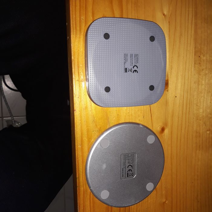 Универсално безжично зарядно за телефон.