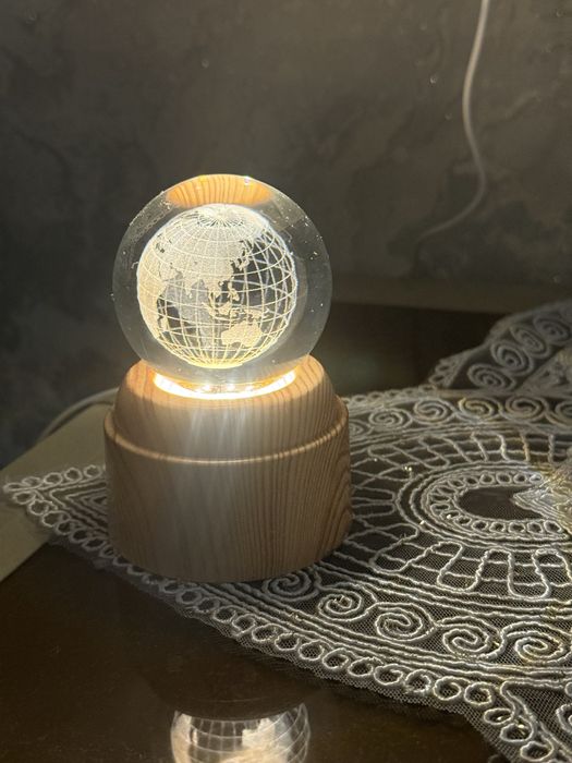 Ер шари тасвирланган 3D гравировка қилинган кристалл шар