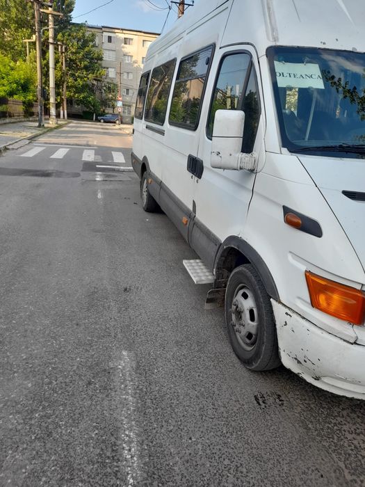 Microbuz Iveco Daily - persoane - 28 locuri (11 in picioare)