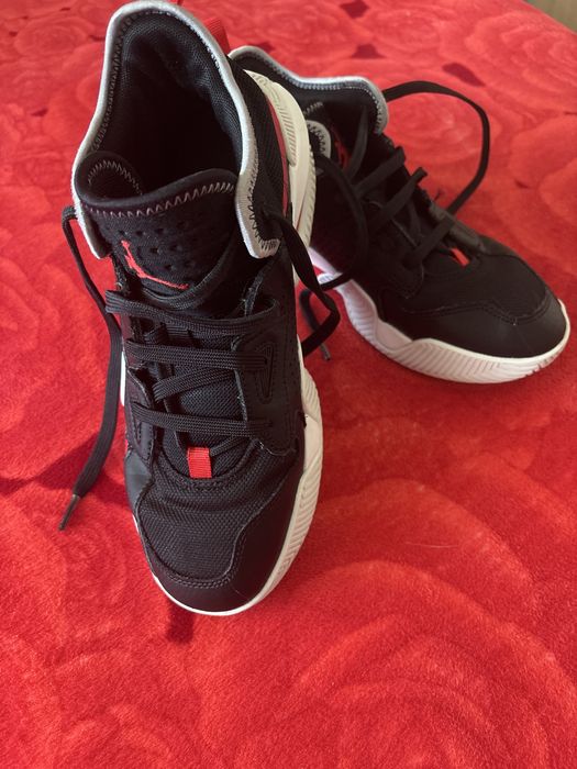 Jordan jumpman rosu cu negru in stare foarte buna
