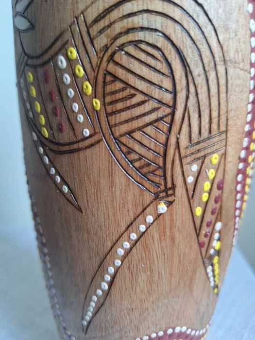 Vază din lemn pictată manual – artizanat Australia, stil aborigen, 27 cm