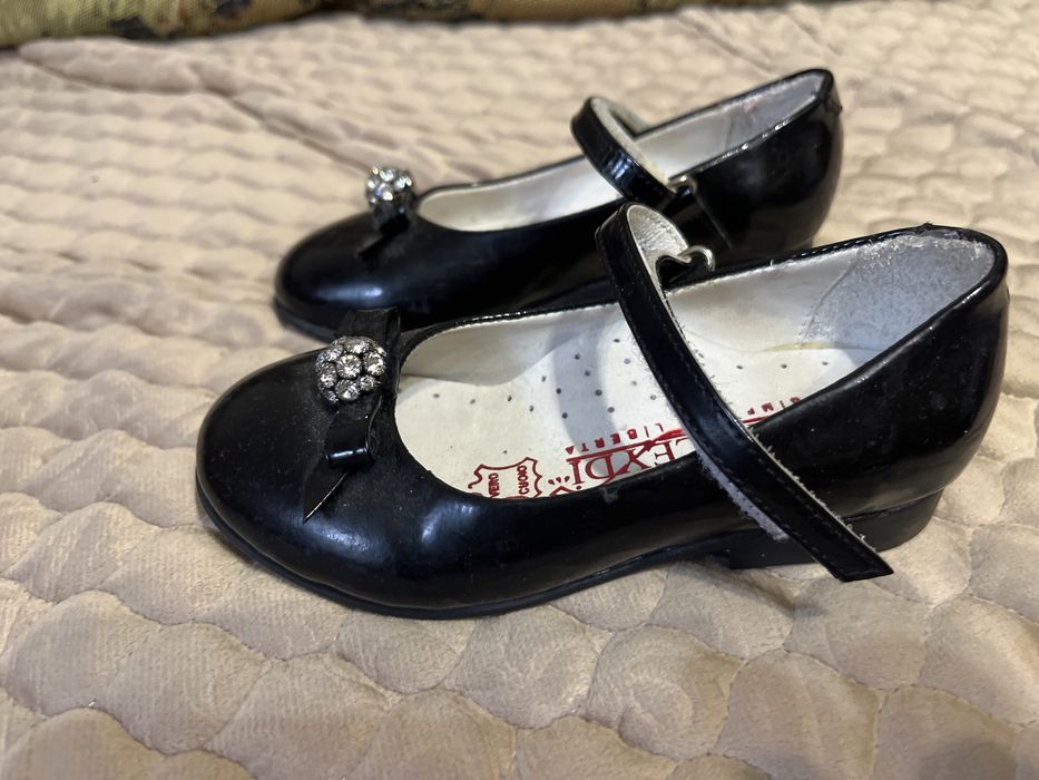 Продам новые детские туфли