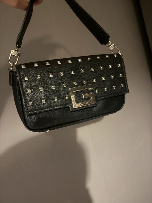 Чанта за рамо guess със златни капси