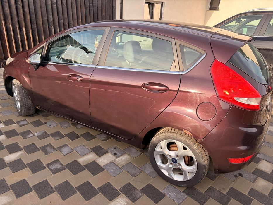 Vând Ford Fiesta