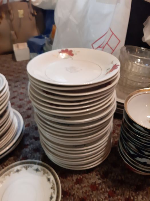 Посуда разная,тарелки-чайники.