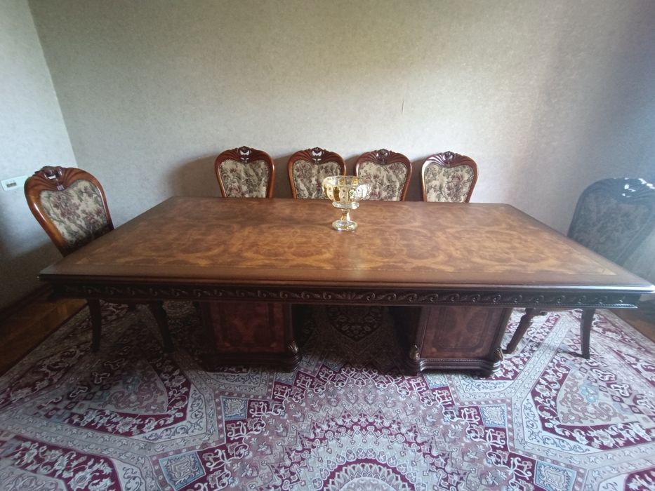 Продается стол и 6 стульев
