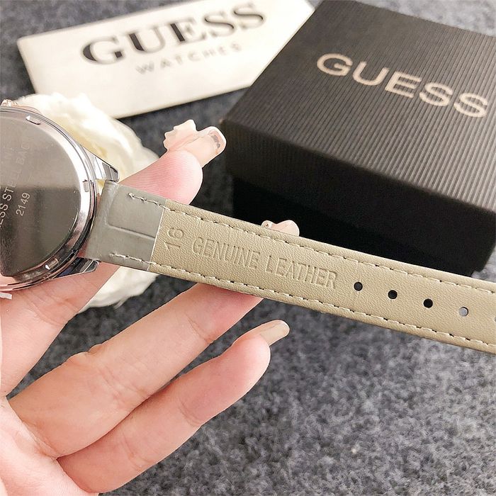 Дамски ръчен часовник Guess с кожена верижка