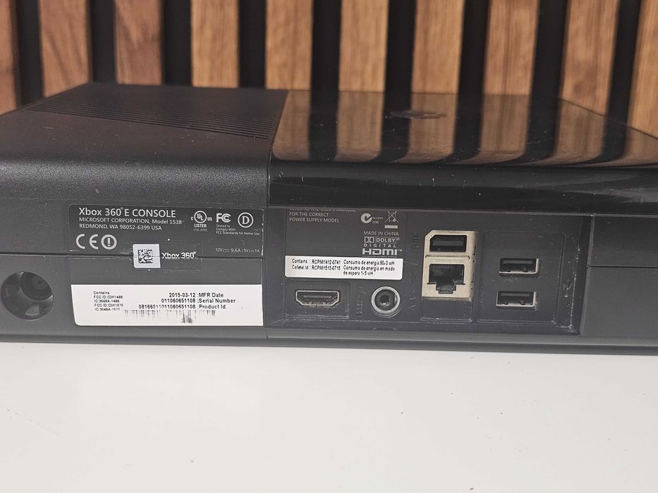 Xbox 360 E 500GB Kinekt + 3 jocuri