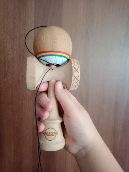 Vand broken romb in stare buna , este anti skid are at schimbata cu una mai subțire și mai mare balene hole mare si e foarte bună, am wi cutie la ea.