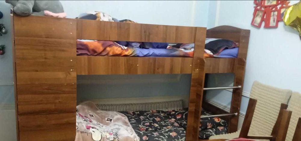 Bolalar kravati shkafi ozi bilan birga.