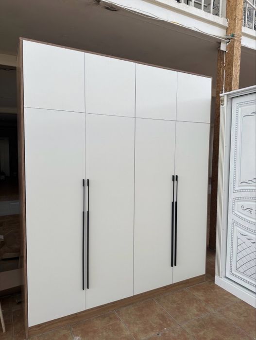 Продается четырехдверный распашной шкаф, 200x240х55 см белого цвета