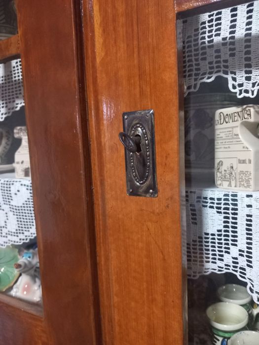 Credenta veche ,restaurata.