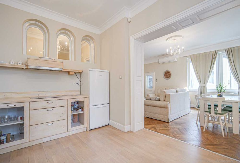 Дава се под наем Двустаен апартамент в Пловдив, Център - 80 кв.м за 448.8 € - Снимка #2