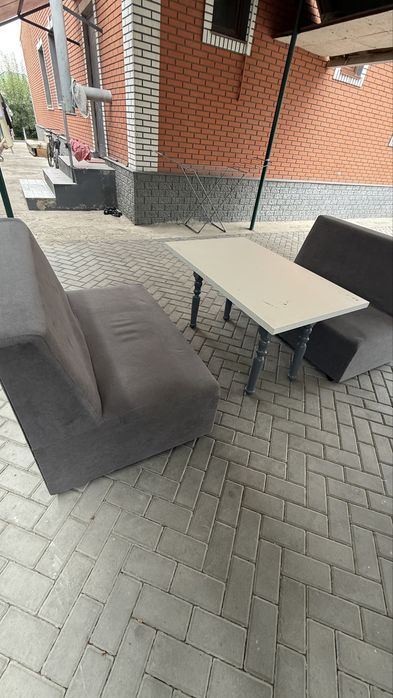 2 дивана и стол (для беседки, дачи, кафе)