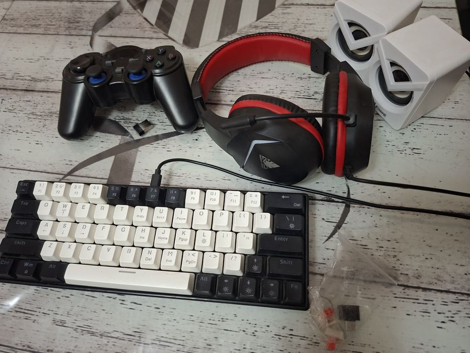 Игровой комплект — клавиатура + наушники + геймпад + колонки