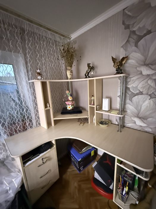 Комьютерный стол эргономичный