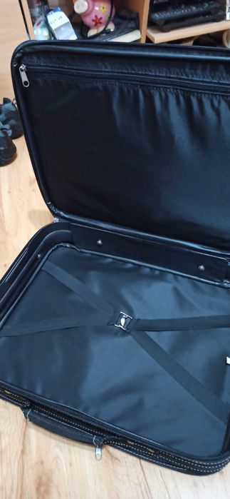 Чанта за лаптоп Grundig-20ev кожена кутия за бижута-10ev; керамична ваза-- цена 8 ev.