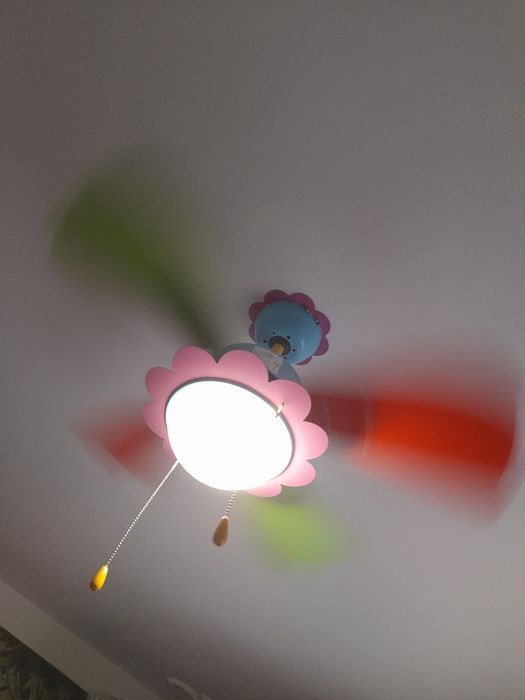Vand candelabru pentru camera de copii cu ventilator.