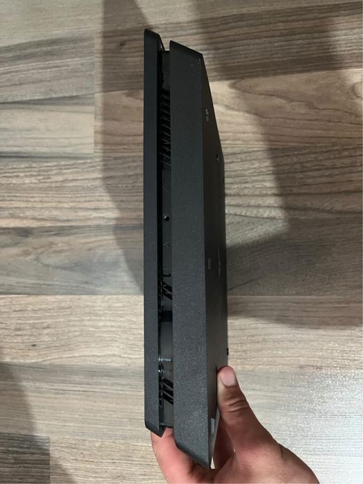 Vand ps4 1TB 2 manete 9 jocuri