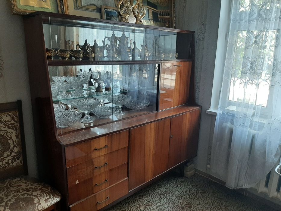 Продаётся сервант из красного дерева (СССР, 1980 г.)
Продаётся сервант