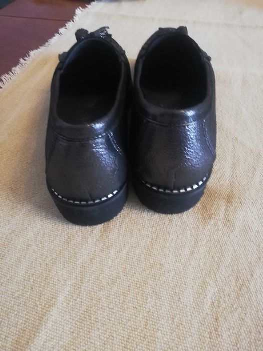 Нови обувки от естествена кожа с вградена ортопедична стелка