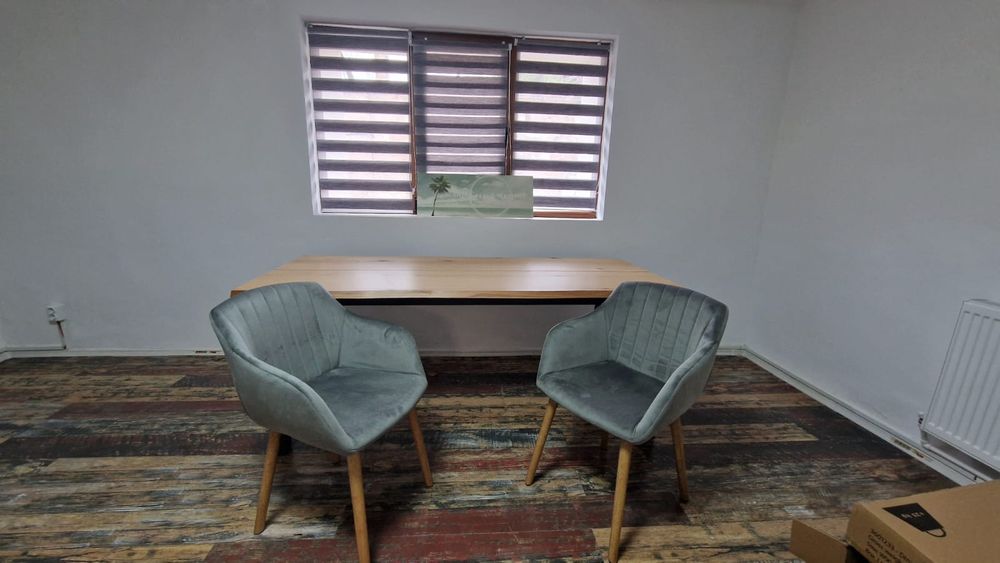 Vand mobilier aproape nou