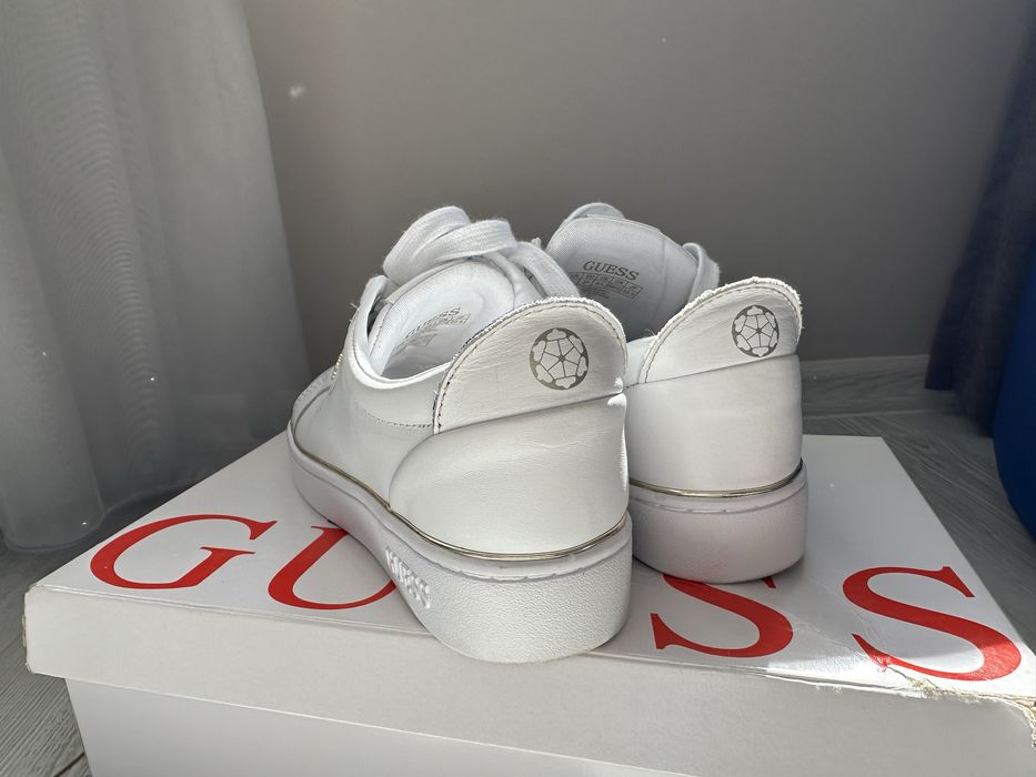 Бели кецове Guess