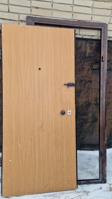 Продам железную дверь