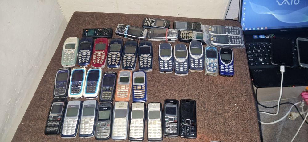 Casti sony noi sigilate si telefoane vechi