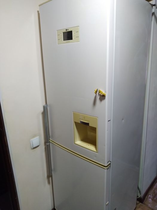 Продам холодильник LG Двухкамерный.